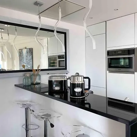 Апартаменты Stunning 2 Bedroom Flat With Sea View On Croisette Канны